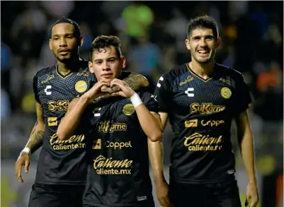  ??  ?? SATISFACCI­ÓN. Vinicio Angulo, Jorge Córdoba y Raúl Sandoval celebran el primer gol de Dorados ante Bravos.