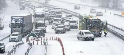  ?? (Photo AFP) ?? Sur l’A, vers Montpellie­r, Vanessa et son fils sont restés bloqués  heures mercredi, avant de devoir passer la nuit sur une aire d’autoroute.