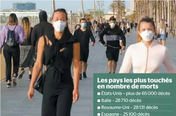  ?? PHOTO AFP ?? Des gens se promenaien­t hier à Barcelone.