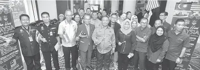  ??  ?? SELAMAT HARI MALAYSIA: Rusmadi (empat kiri) bersama George (dua kiri), Swady (lima kiri), Rozilah (empat kanan) bersama pengamal media yang hadir dalam majlis berkenaan.