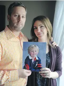  ?? STUART DRYDEN ?? Rod and Jennifer O’Brien hold a photo of their son Nathan, 5, who was murdered along with his grandparen­ts in 2014.