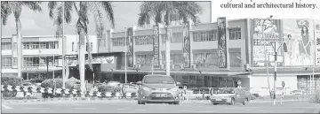  ??  ?? Almost all shops in Miri have  ve foot ways. Some even have an extended roof for more shade on the ground oor.