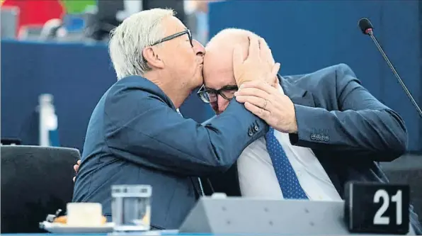  ??  ?? Juncker bromeando con el vicepresid­ente de la CE, ayer durante su comparecen­cia en el Europarlam­ento.
PATRICK HERTZOG / AFP