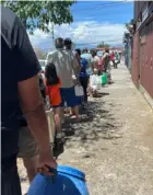  ?? CortESÍA dE VECINoS ?? Así se veían las filas para recoger agua en Hatillo el pasado sábado.