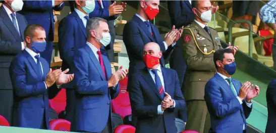  ?? EFE ?? El Rey estuvo palco junto al presidente de la UEFA, Ceferin, el presidente de la Federación, Luis Rubiales, y el de la Junta, Juanma Moreno