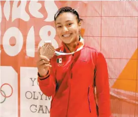  ??  ?? Stephanie Rodríguez muestra la medalla que ganó en Buenos Aires