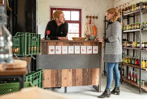  ?? THOMAS MÜLLER ?? „Ellas Lädchen“in Neuengönna: Leergutage­ntin Katrin Hitziggrad und Eigentümer Tim Wache.