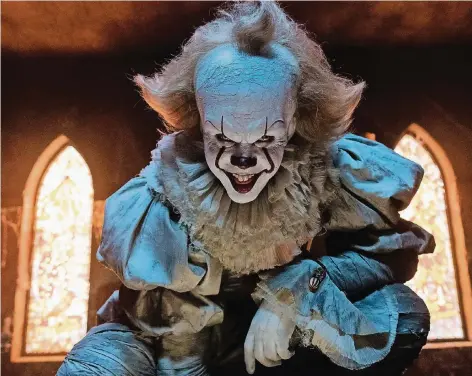  ?? FOTO: DPA ?? Der Clown Pennywise kommt zu Beginn von „Es“aus der Kanalisati­on. Im Film wird er von Bill Skarsgård gespielt.