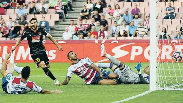  ?? MIGUEL ÁNGEL MOLINA / EFE ?? Piatti celebra el gol que Vezo se marcó en propia puerta –el segundo del Espanyol– evidencian­do el desconcier­to de la defensa granadista