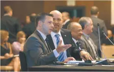  ??  ?? Kevin McAleenan, secretario interino de Seguridad Nacional de EU, con Rolando Mirones, ministro panameño de Seguridad, ayer en Panamá.