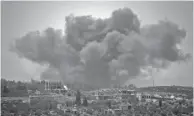  ??  ?? Des nuages de fumée s’élèvent de secteurs rebelles de la ville de de Deraa, dans le sud syrien, lors de frappes aériennes du régime, avant-hier