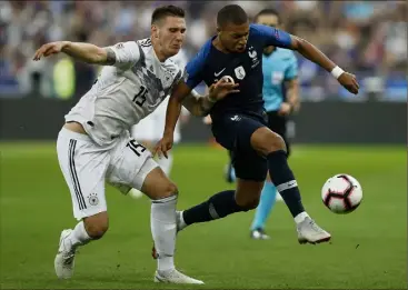  ??  ?? Après avoir été malmenés par les Allemands en première période, Mbappé, Griezmann, Pogba et consorts ont su faire bloc pour s’imposer.