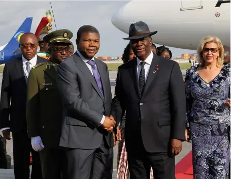  ??  ?? CARLOS CAMPOS | ABIDJAN Presidente João Lourenço é recebido à chegada pelo homólogo da Costa do Marfim Alassane Ouattara