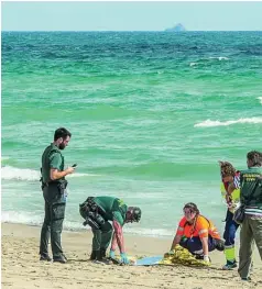  ??  ?? Efectivos de la Guardia Civil cubren los restos del piloto fallecido