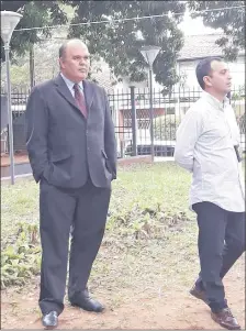  ??  ?? Rafael Ramírez (de traje) fue detenido in fraganti cobrando parte del dinero de una coima.