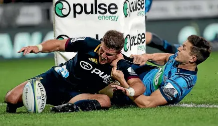  ?? PHOTO: GETTY IMAGES ?? Tei Walden scores one of his two tries for the Highlander­s against the Blues in the Super Rugby match in Dunedin last night.