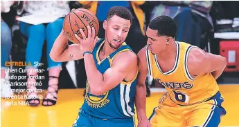  ??  ?? ESTRELLA. Stephen Curry marcado por Jordan Clarkson firmó el mejor contrato en la historia de la NBA.