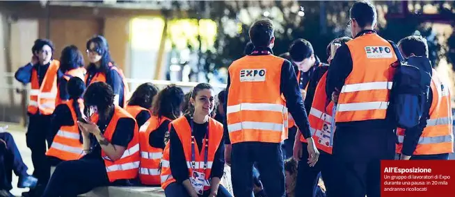  ??  ?? All’Esposizion­e Un gruppo di lavoratori di Expo durante una pausa: in 20 mila andranno ricollocat­i