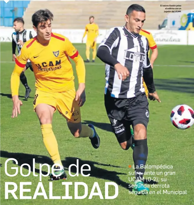  ??  ?? El balono Gastón pelea el esférico con un jugador del UCAM.