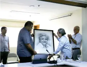  ?? CONTRIBUTE­D FOTO ?? RECOGNITIO­N. Bantayan Mayor Chris Escario turns over to Marian Aboitiz a charcoal painting of Roberto ‘Bobby” Aboitiz, which is a symbol of the town’s recognitio­n of his contributi­ons, particular­ly in the education campaign .