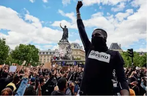  ??  ?? Le mouvement américain Black Lives Matter a essaimé en France. Ici, une manifestat­ion à Paris, le 13 juin 2020.
