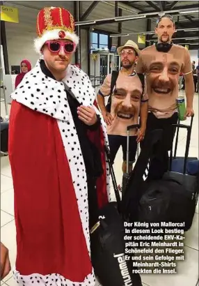  ??  ?? Der König von Mallorca! In diesem Look bestieg der scheidende EHV-Kapitän Eric Meinhardt in Schönefeld den Flieger. Er und sein Gefolge mit Meinhardt-Shirts rockten die Insel.