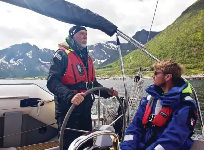  ??  ?? Far och son seglade tillsamman­s i nordnorska vatten. De kom nära naturen, men också närmare varandra.
■