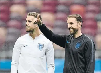  ?? FOTO: EFE ?? Gareth Southgate, con Jordan Henderson Técnico y jugador ayer en el estadio Luzhniki, escenario del partido