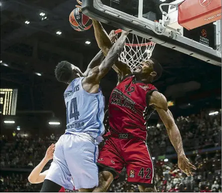  ?? FOTO: EFE ?? Nigel Hayes-Davis no logra machacar ante Kyle Hines. El ataque del Barça solo funcionó en el último cuarto