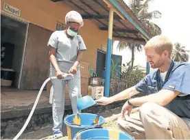  ?? EFE ?? Hospital. Médicos y sanitarist­as combaten el virus en Liberia./