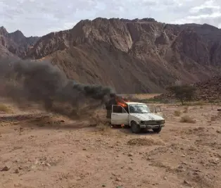  ??  ?? سيارة محترقة إثر هجوم للجيش المصري على مسلحين في العريش شمال شبه جزيرة سيناء عام 2018