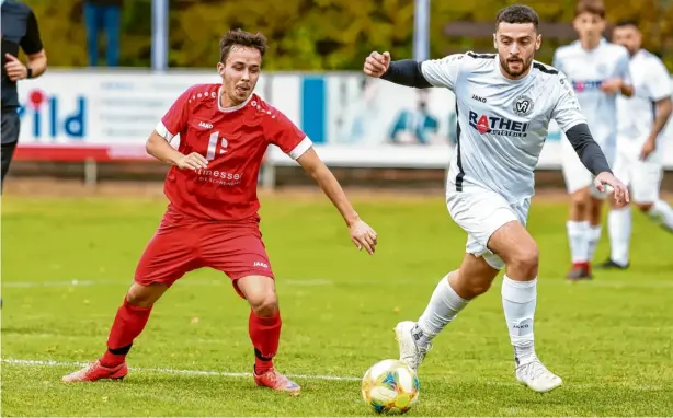  ?? Foto: Daniel Worsch ?? Voller Fokus auf den Klassenerh­alt: Spielertra­iner Manuel Sigl (links) möchte mit dem TSV Ober-/Unterhause­n auch in der kommenden Saison in der A-Klasse Neuburg spielen.