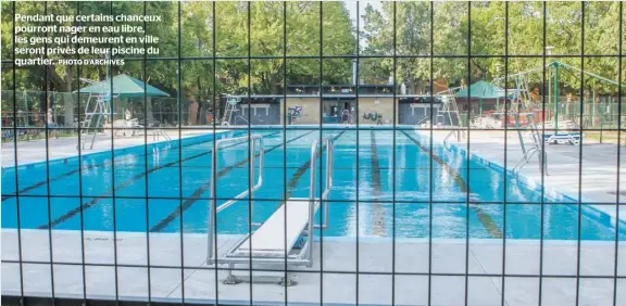  ?? PHOTO D’ARCHIVES ?? Pendant que certains chanceux pourront nager en eau libre, les gens qui demeurent en ville seront privés de leur piscine du quartier.