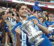  ??  ?? Marcos Alonso esulta con la FA Cup. Il terzino del Chelsea è tra le colonne della squadra di Sarri A sinistra Mohamed Salah con la maglia del Liverpool