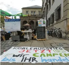  ?? Foto: Michael Hochgemuth ?? Mit dem Klimacamp fordern Aktivisten neben dem Rathaus mehr Einsatz für den Umweltschu­tz.