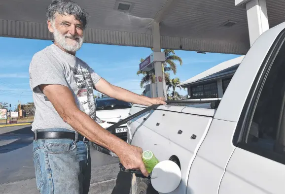  ?? Picture: MATT TAYLOR ?? FILLING UP: Raymond Brazel fuels up in Townsville before an interstate trip this week.