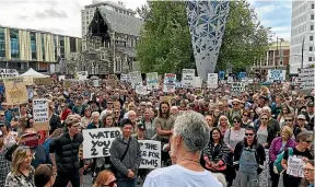  ?? DAVID WALKER/STUFF ?? Protesters gather in Cathedral Square over water management in New Zealand at the weekend.