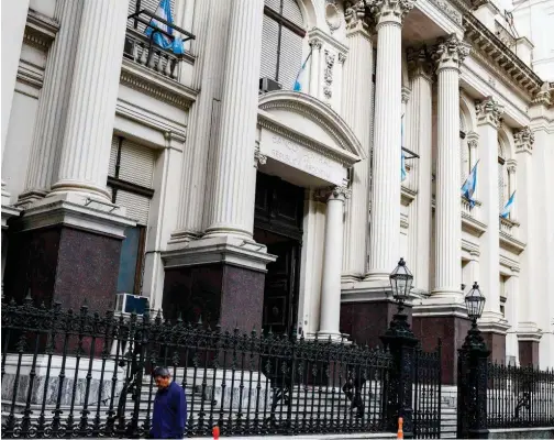  ?? Agence France-presse ?? ↑
Argentina’s central bank building in Buenos Aires.