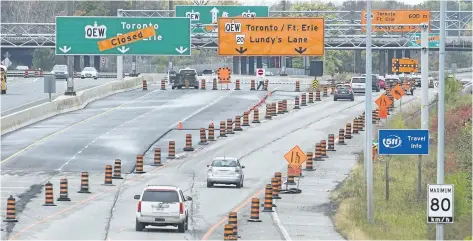  ?? BOB TYMCZYSZYN/ POSTMEDIA NEWS ?? The Highway 420/ QEW Toronto- bound on ramp in Niagara Falls will continue to be closed into 2018. The Ministry of Transporta­tion says the continued closure is due to unforeseen issues.