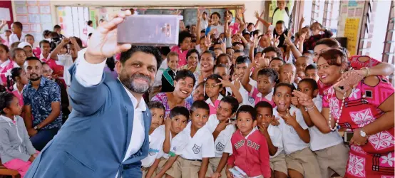  ?? Photo: AZARIA FAREEN ?? Attorney-General and Minister for Economy Aiyaz Sayed-Khaiyum takes a selfie with students and teachers of Kulukulu Public School in Sigatoka.