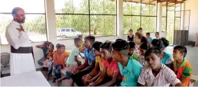  ??  ?? Fr. Fernando counsellin­g the youth and the children at Seemaweliy­a.