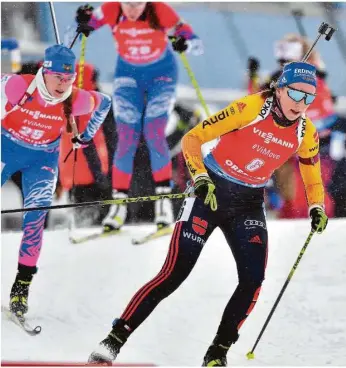  ?? Foto: Martin Schutt/dpa ?? Franziska Preuß (rechts) zeigte sich in Oberhof in starker Verfassung und triumphier­te mit dem deutschen Team im Massentart.