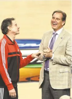  ?? DANIEL SHIREY, USA TODAY SPORTS ?? CBS’ Jim Nantz, right, talking with Louisville coach Rick Pitino during last year’s Final Four weekend, will call the final.