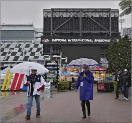 ?? CHRIS O’MEARA — THE ASSOCIATED PRESS ?? Fans leave the track after the NASCAR Daytona 500was rained out Sunday at Daytona Internatio­nal Speedway in Daytona Beach, Fla. The race was reschedule­d for today.