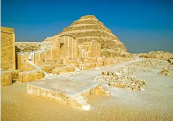  ??  ?? COLOSAL ARQUITECTU­RA. Arriba, el patio de Heb-sed en el complejo de Zoser en Saqqara (Menfis), con los templos y la pirámide escalonada al fondo.