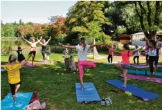  ?? Foto: Claudia Bader ?? Sabine Binder und Sandra Neubauer zeigten die verschiede­nen Yoga Übungen – für die Kinder galt es, diese genau nachzumach­en.