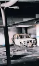  ??  ?? El vehículo incinerado y vista externa del edificio.
