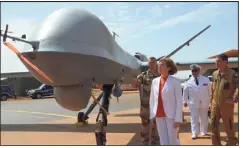  ?? (Photo AFP) ?? La ministre des Armées Florence Parly auprès d’un drone Reaper lors d’une visite à la force Barkhane le  juillet dernier au Niger.