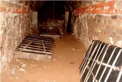  ??  ?? Sarcophagi are prepared by grave robbers for removal from the tomb of Empress Zhenshun (699-737) in Xi’an, Shaanxi Province