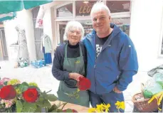  ?? ?? Sieglinde Blank und ihr Sohn Martin waren am Samstag zum letzten Mal auf dem Ravensburg­er Wochenmark­t.